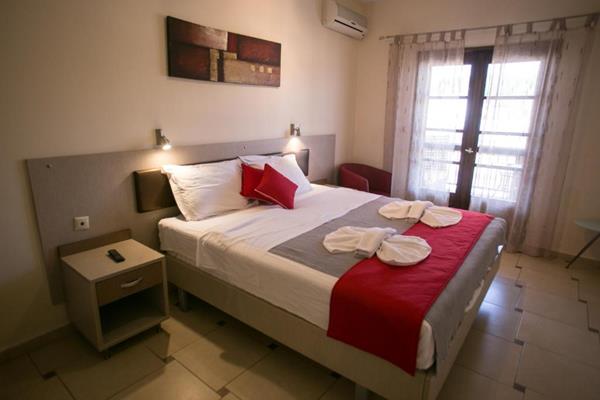 Avra Hotel - još jedan pogled na francuski ležaj.jpg