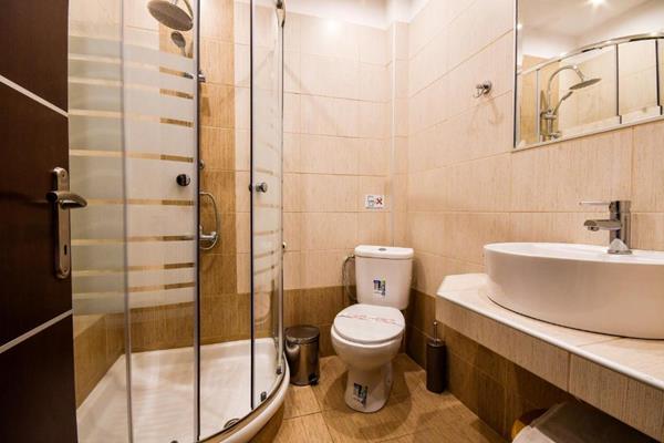 Avra Hotel - kupatilo iz drugog ugla.jpg