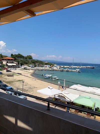 Avra Hotel - pogled na luku sa balkona.jpg