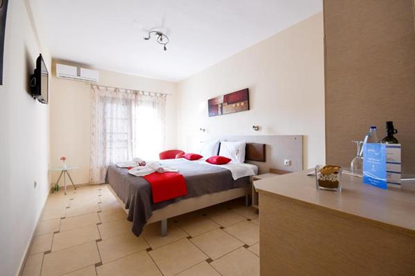 Avra Hotel - pogled na sobu sa francuskim ležajem.jpg