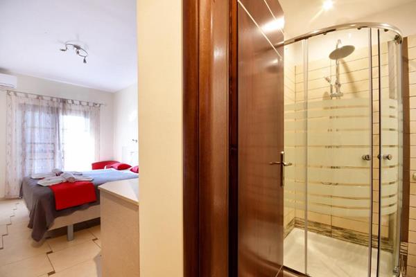 Avra Hotel - pogled na tuš kabinu.jpg