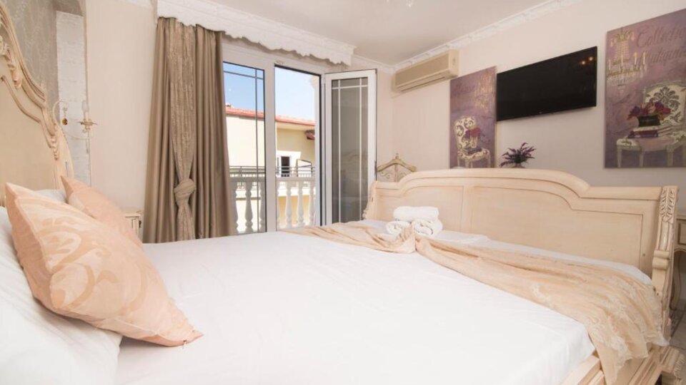 Parthenon Art Hotel - francuski ležaj.jpg