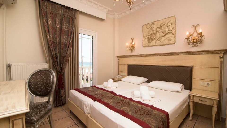 Parthenon Art Hotel - ležajevi u sobi.jpg