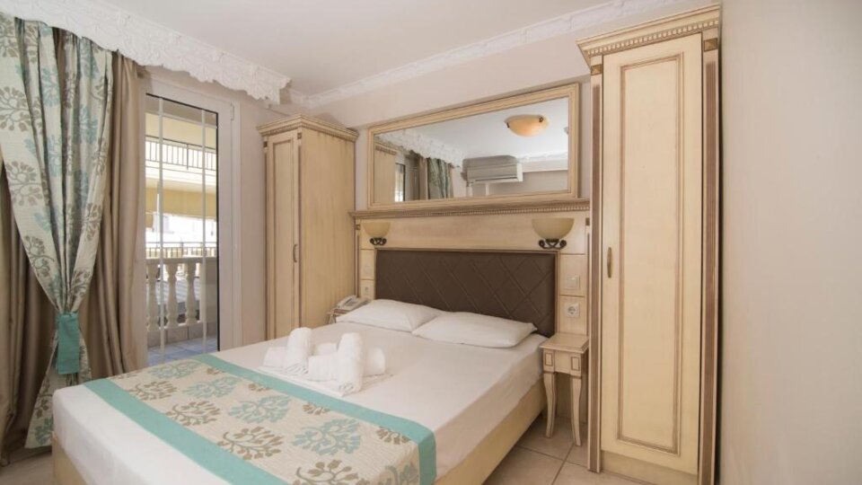 Parthenon Art Hotel - pogled na francuskli ležaj.jpg