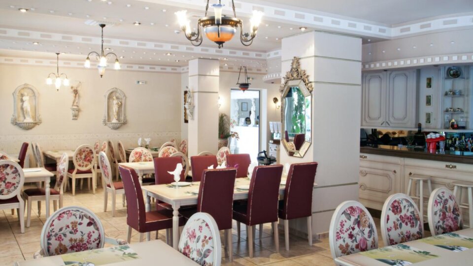 Parthenon Art Hotel - stolovi i stolice u restoranu.jpg