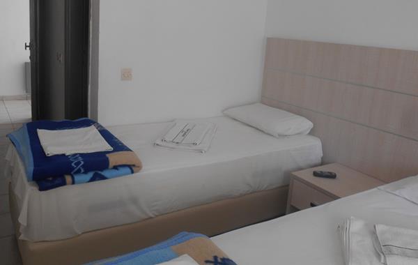 Vilar Apartments - pogled na ležaj.jpg