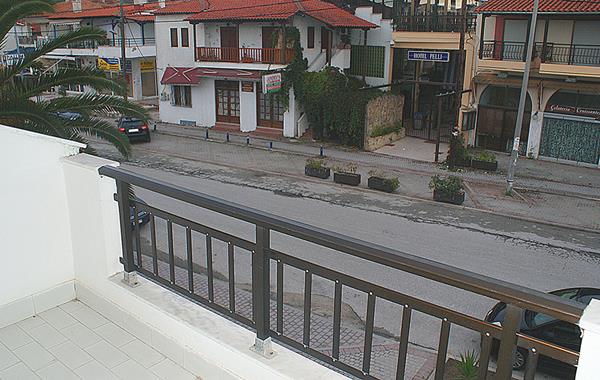 Vilar Apartments - pogled sa balkona na ulicu.jpg