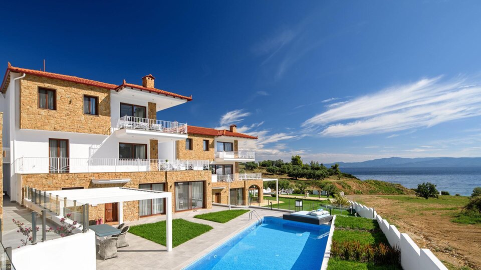 Villa D_oro - izgled objekta spolja iz drugog ugla.jpg