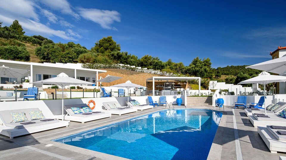 Villa D_oro - ležaljke i suncobrani oko bazena.jpg