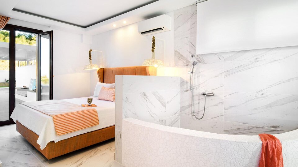 Villa D_oro - tuš kabina odvojena polu zidom od spavaće sobe.jpg