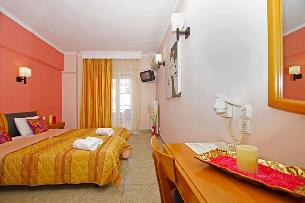 Olympus Hotel - pogled na sobu.jpg