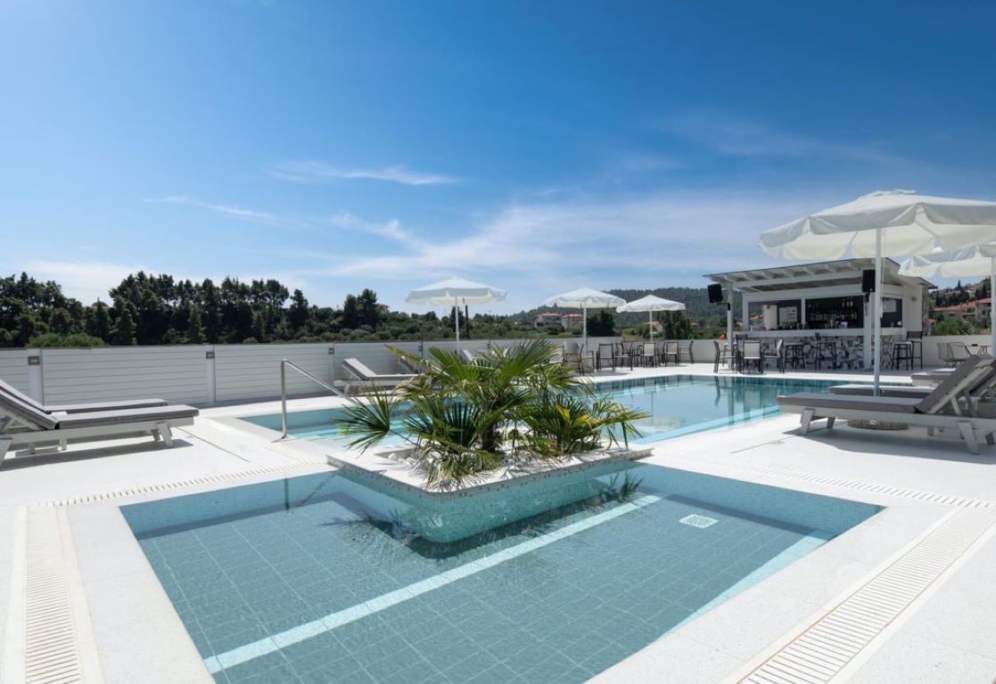Terra Olivia Luxury Villas and Suites-Bazen.jpg