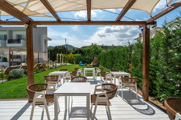 Mirablue Luxury Residences - bašta restorana iz drugog ugla.jpg