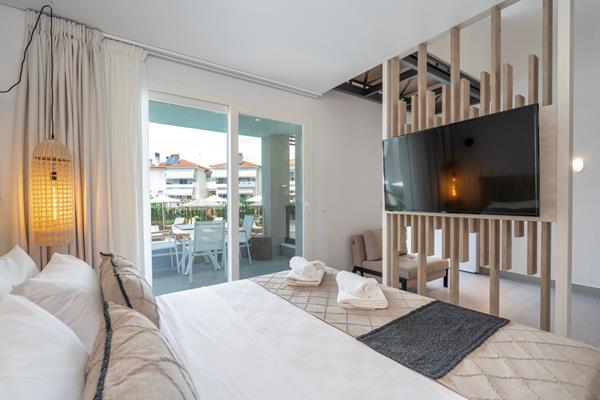 Mirablue Luxury Residences - francuski ležaj i TV.jpg