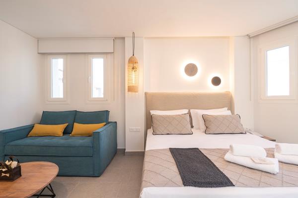 Mirablue Luxury Residences - francuski ležaj i sofa.jpg