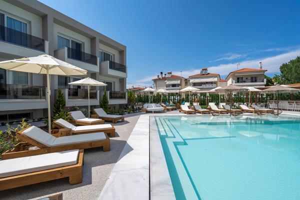 Mirablue Luxury Residences - ležaljke sunconbrani i bazen.jpg