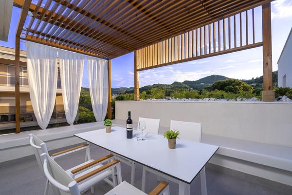 Mirablue Luxury Residences - opremljeni balkon.jpg