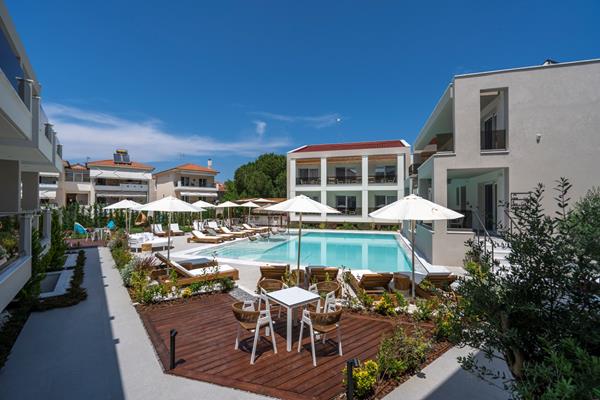 Mirablue Luxury Residences - pogled na bazen.jpg