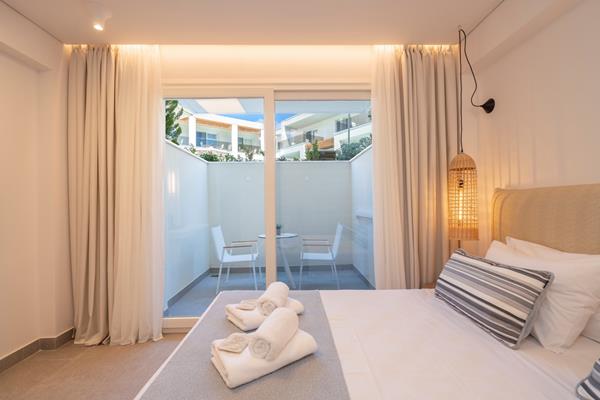 Mirablue Luxury Residences - pogled na francuski ležaj i balkon.jpg