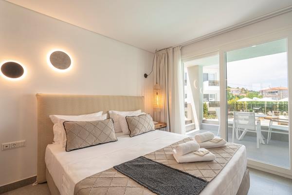 Mirablue Luxury Residences - pogled na francuski ležaj.jpg