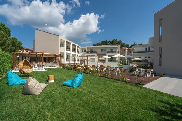 Mirablue Luxury Residences - pogled na objekat iz bašte.jpg