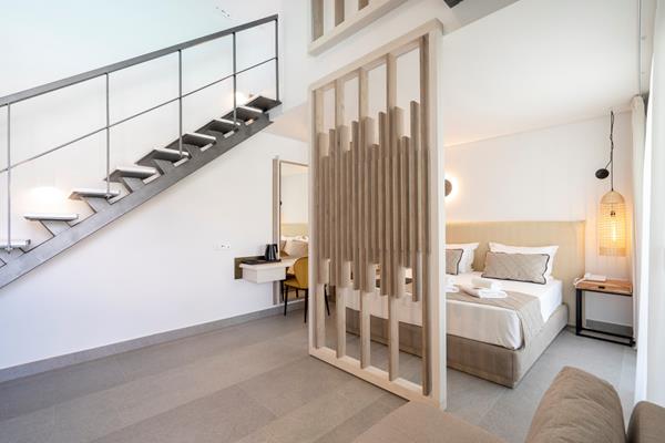 Mirablue Luxury Residences - pogled na stepenište i francuski ležaj.jpg