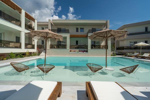 Mirablue Luxury Residences - prostor za sedenje u bazenu.jpg