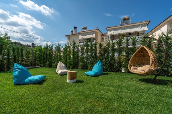 Mirablue Luxury Residences - prostor za sedenje u bašti.jpg
