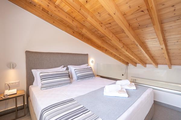 Mirablue Luxury Residences - prostor za spavanje u gornjem delu mezonete.jpg