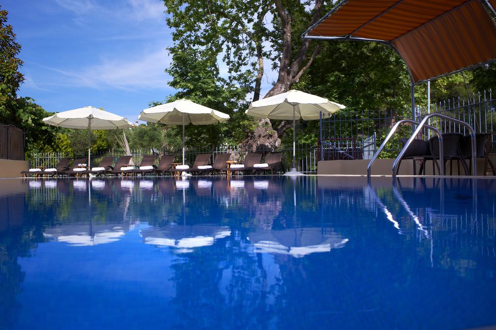 Apartments 4-You pool 1.jpg