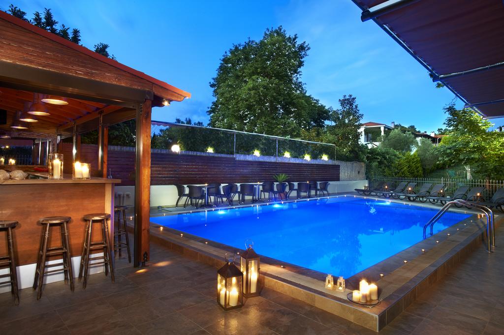Apartments 4-You pool.jpg