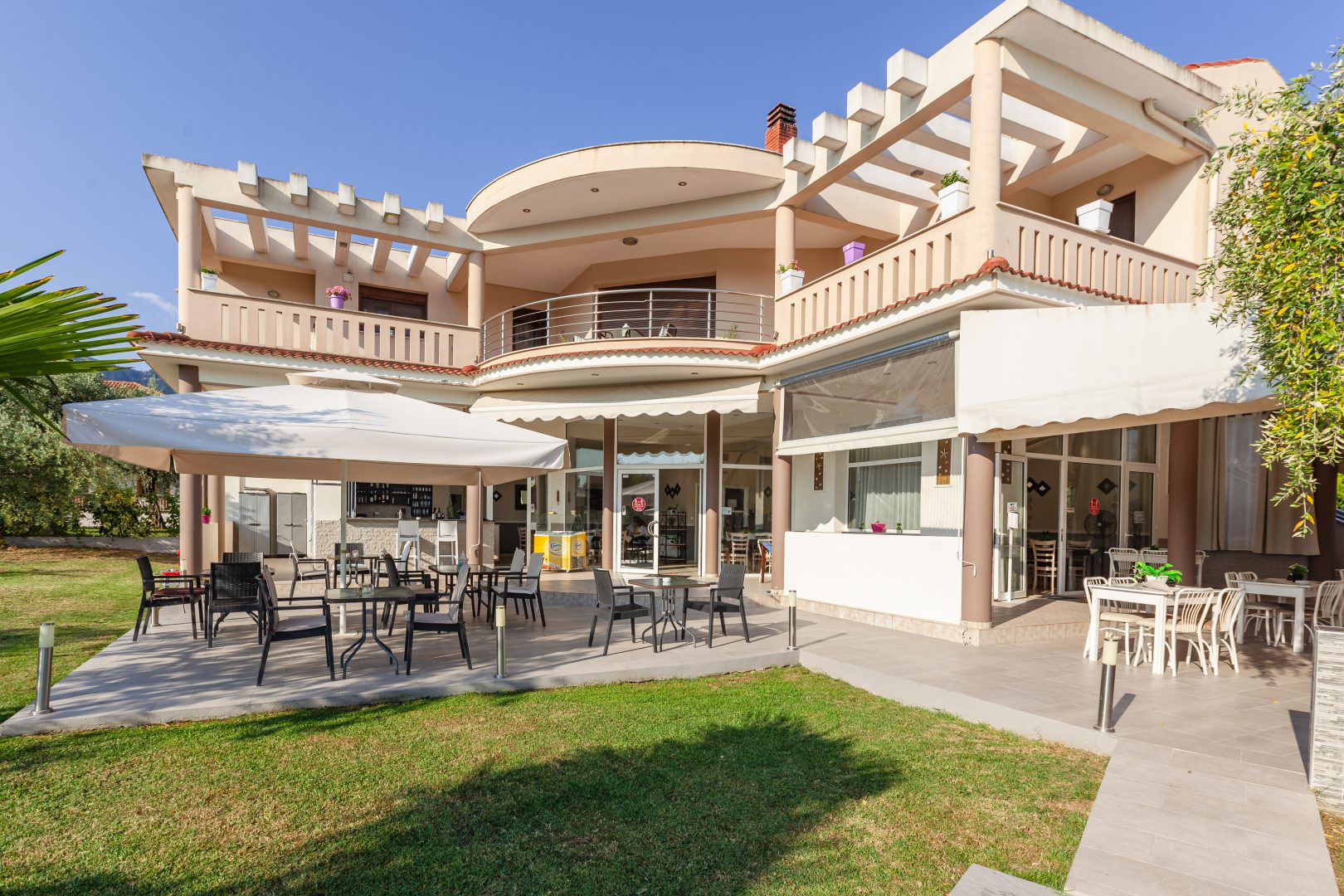 Chrisa Hotel-Spoljasnji izgled.jpg