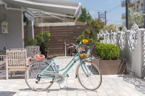 Ouzas Hotel Apartments - bicikl ispred hotela.jpg
