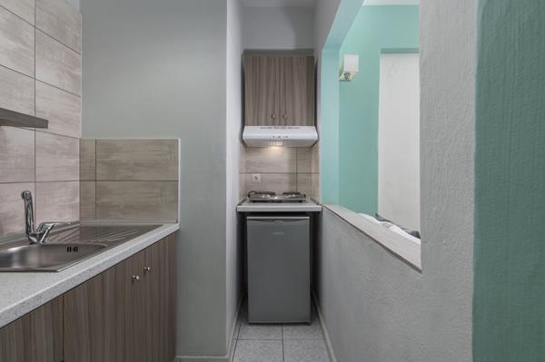 Ouzas Hotel Apartments - kuhinja iz drugog ugla.jpg