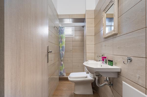 Ouzas Hotel Apartments - kupatilo.jpg