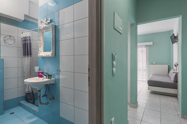 Ouzas Hotel Apartments - soba i kupatilo.jpg