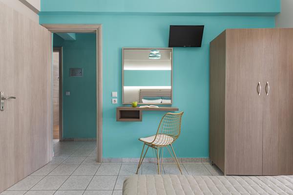 Ouzas Hotel Apartments - stolica u sobi.jpg
