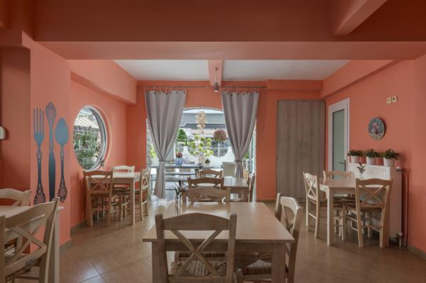 Ouzas Hotel Apartments - stolovi i stolice.jpg