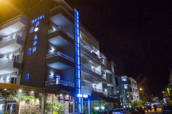 Hotel Rodon - izgled spolja noću.jpg