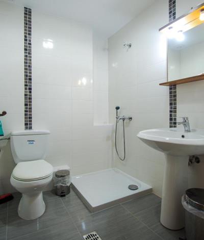 Hotel Rodon - kupatilo sa tuš kabinom.jpg