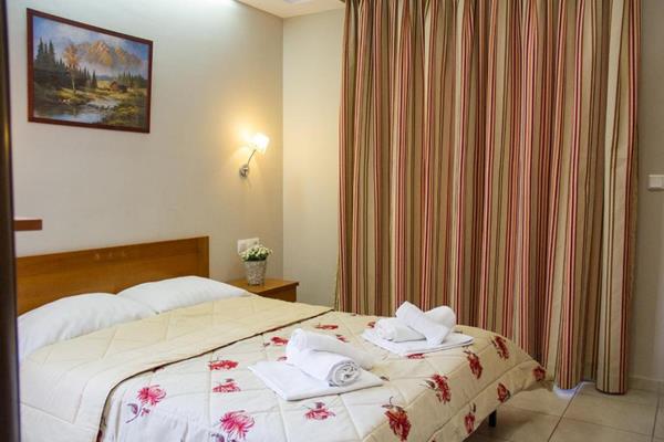 Hotel Rodon - pogled na francuski ležaj.jpg