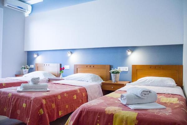 Hotel Rodon - pogled na tri ležaja za po jednu osobu.jpg