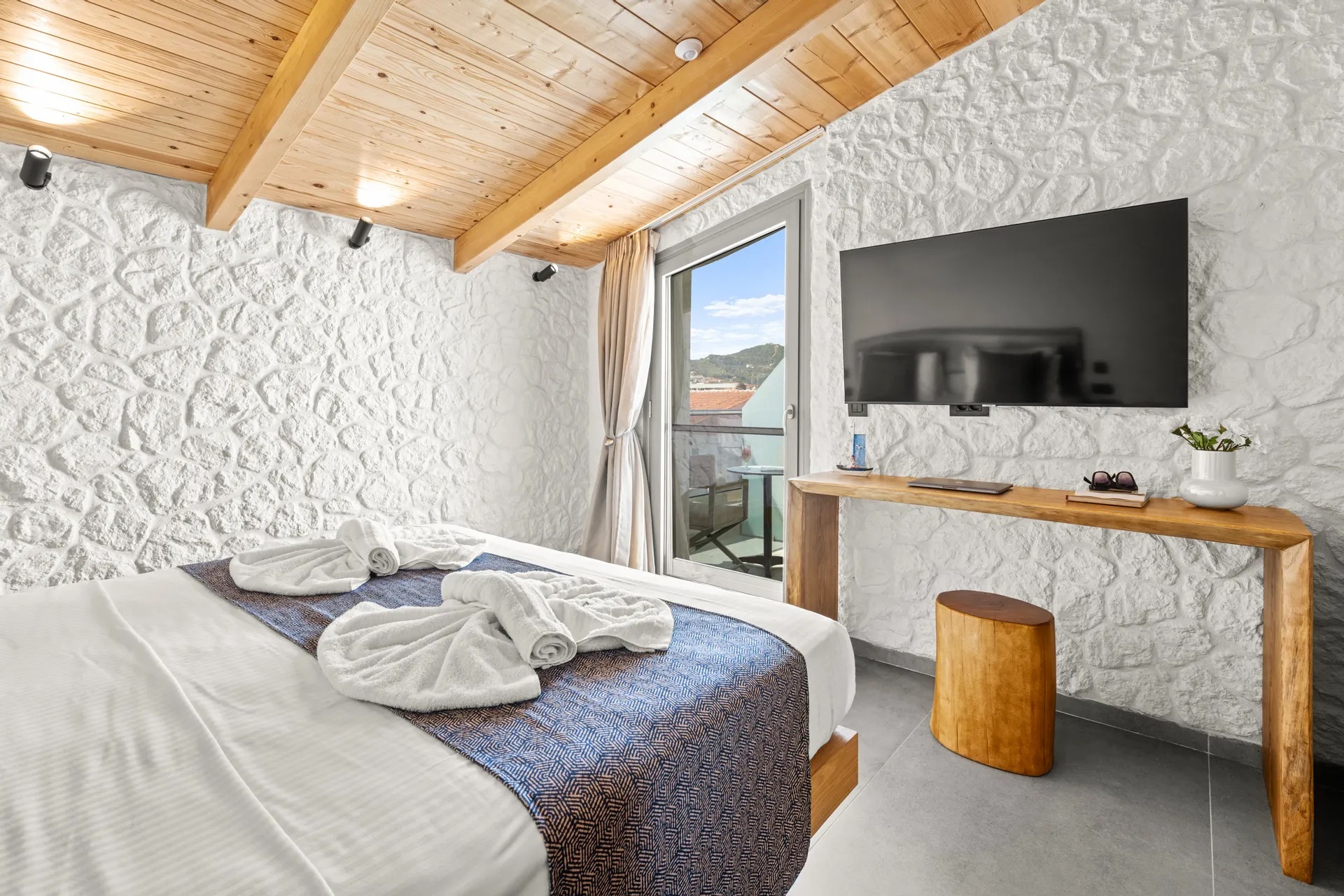 Emily's Luxury Suites-Loft soba.jpg