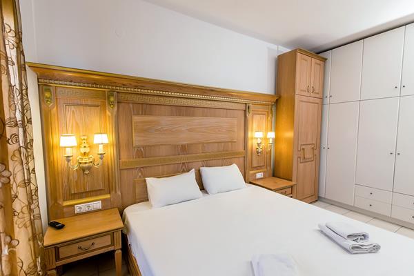 Greek Pride Beach Villa - francuski ležaj iz drugog ugla.jpg