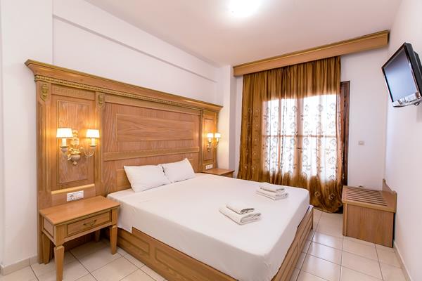 Greek Pride Beach Villa - francuski ležaj iz još jednog ugla.jpg