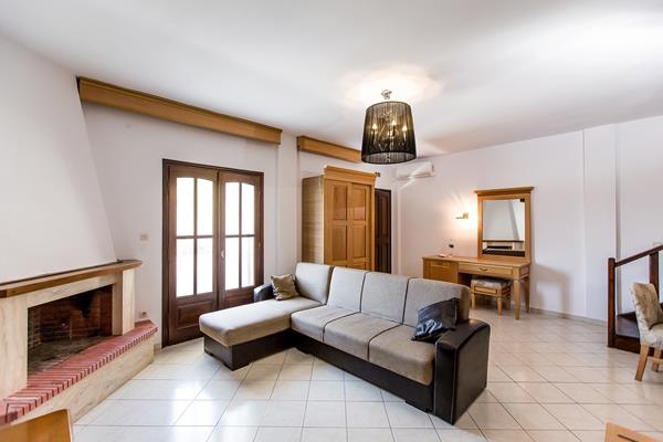 Greek Pride Beach Villa - kamin.jpg
