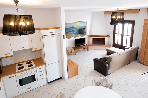 Greek Pride Beach Villa - pogled na kamin.jpg
