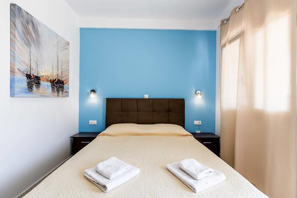 Greek Pride Hotel _ Apartments - francuski ležaj iz drugog ugla.jpg