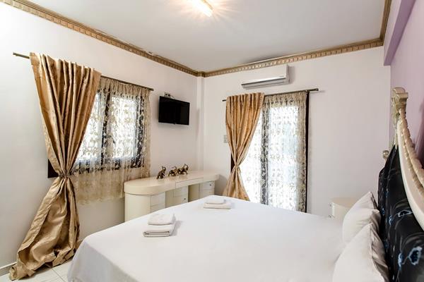 Greek Pride Hotel _ Apartments - francuski ležaj suite iz drugog ugla.jpg