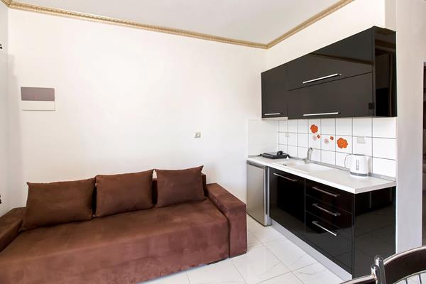 Greek Pride Hotel _ Apartments - kuhinja i sofa.jpg